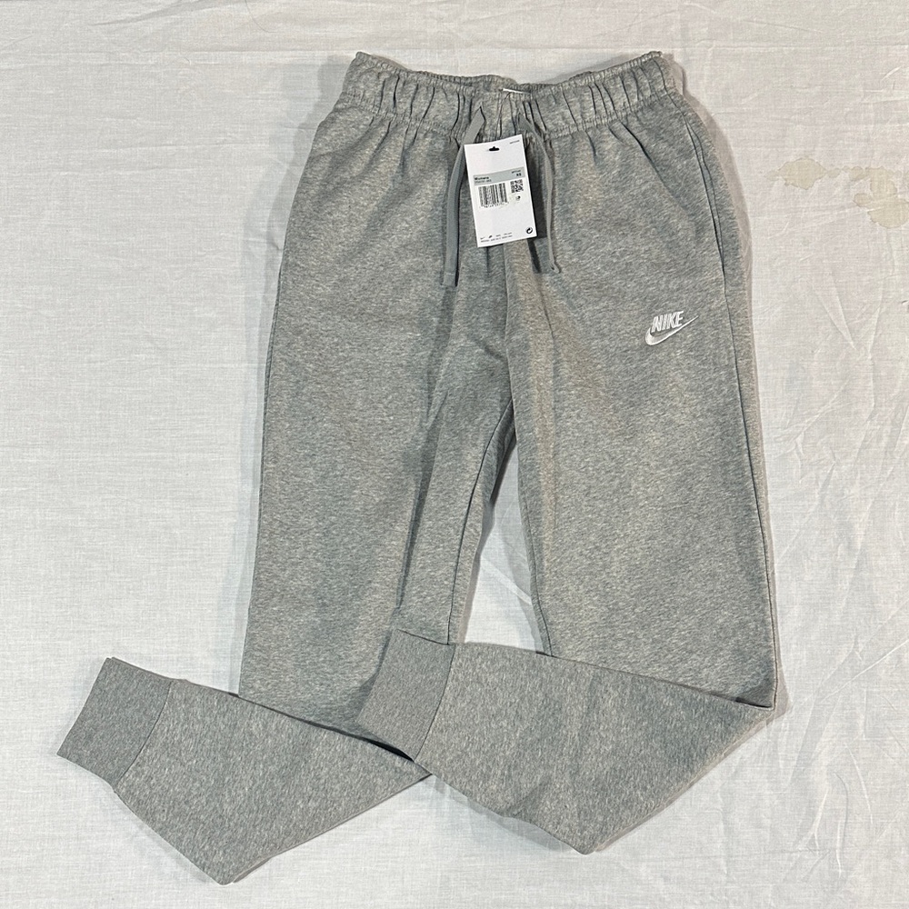 NWT Women’s Nike Club Fleece Joggers Tapered. Size Xsmall